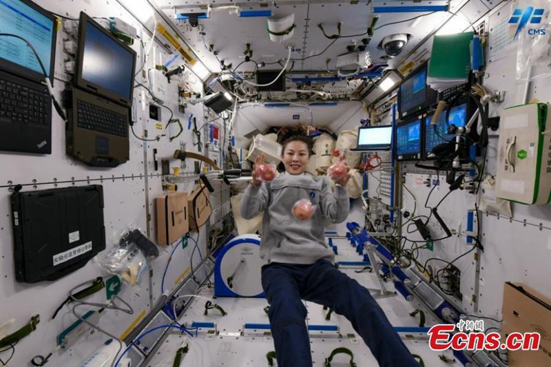 Taikonautin in der Raumstation Tiangong