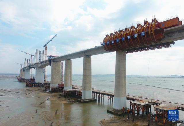 Letzte Abschnitte Chinas erster Hochgeschwindigkeits-Zugbrücke über das Meer erfolgreich zusammengefügt