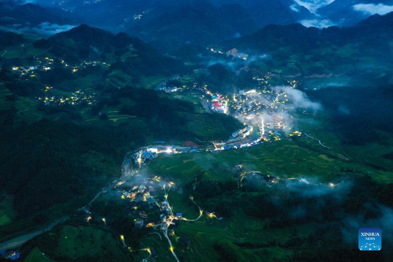 Solarbetriebene Straßenlaternen erleuchten die Nacht in Südchina