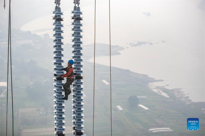 „Spidermen“ arbeiten in 100-Meter-Höhe für Energieprojekt