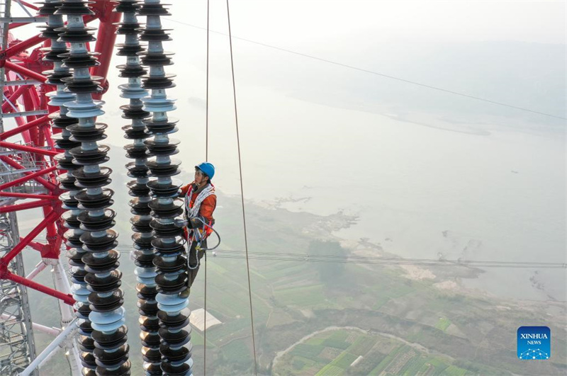 „Spidermen“ arbeiten in 100-Meter-Höhe für Energieprojekt