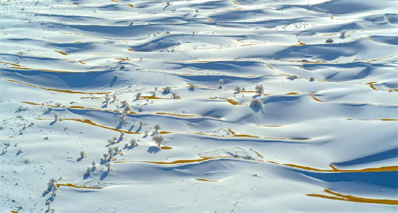 Wunderschöne Schneelandschaft in der Taklamakan-Wüste