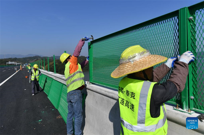 Bauarbeiten der Autobahn Guangzhou-Lianzhou in vollem Gang