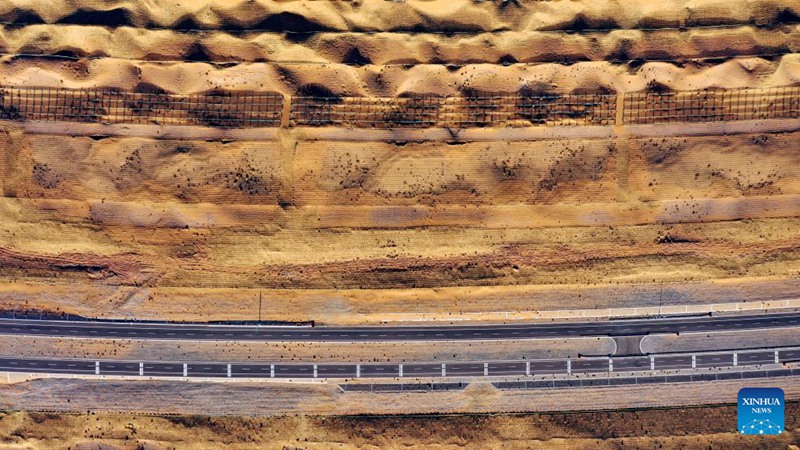 Inbetriebnahme der ersten Wüstenautobahn in Ningxia