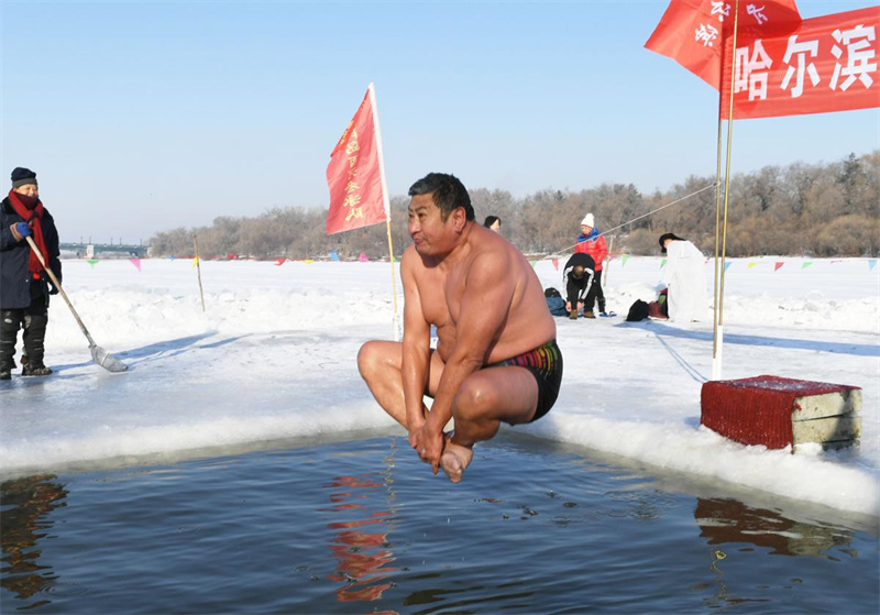 In Harbin stellen sich Schwimmer einer eisigen Herausforderung
