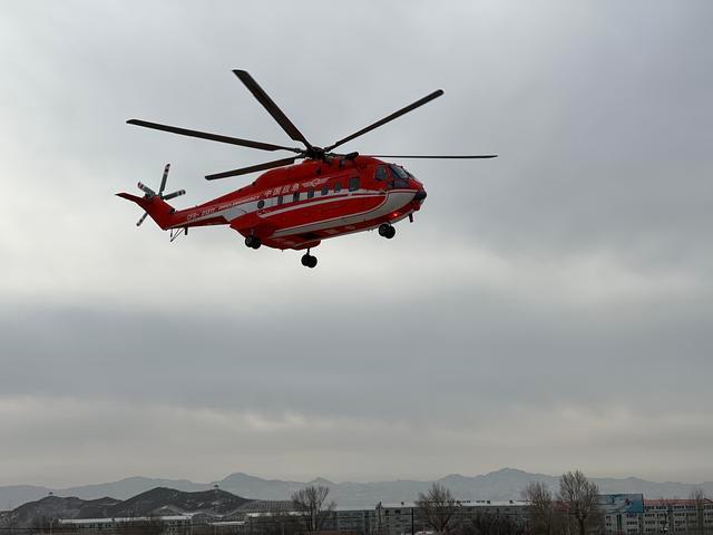 Hubschrauber mit medizinischer Kapsel einsatzbereit für Olympische Winterspiele