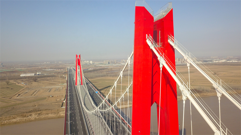 Neue Auto- und Schienenbrücke über Gelbem Fluss eröffnet