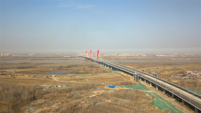 Neue Auto- und Schienenbrücke über Gelbem Fluss eröffnet