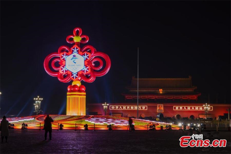 Chinesische knotenförmige Dekoration erhellt Beijings Straßen