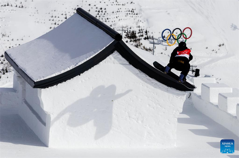 Chinas 17-jährigem Snowboarder gelingt Triple Cork 1800