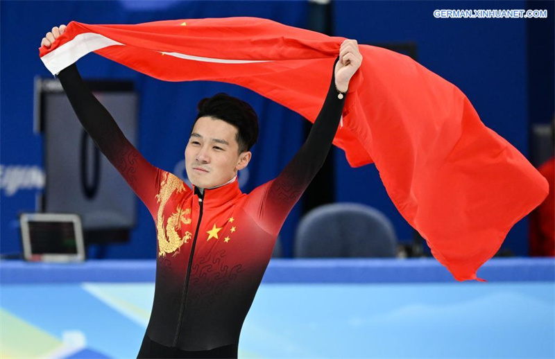 Ren Ziwei aus China gewinnt Gold im Shorttrack-Eisschnelllauf bei Beijing 2022