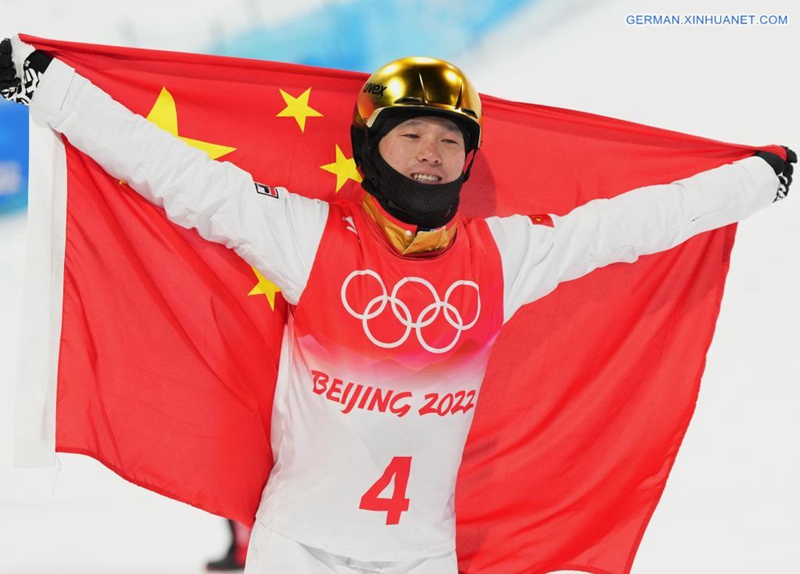 Qi Guangpu aus China holt Gold im Aerials-Finale der Männer im Ski Freestyle