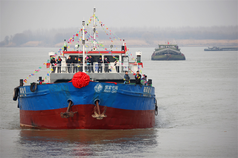 E-Frachtschiff mit Superkapazität begibt sich auf Jungfernfahrt