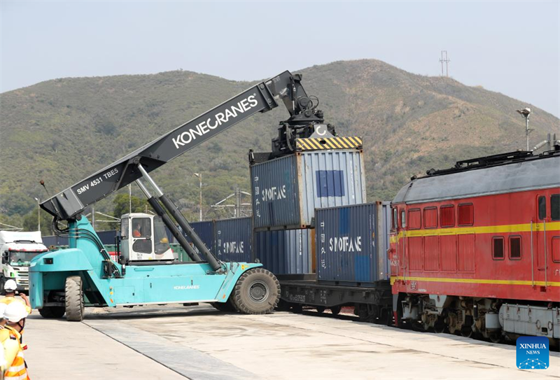 Güterzug liefert Antipandemievorräte nach Hongkong