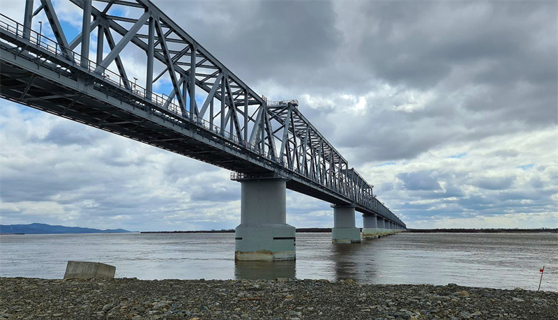 Russischer Abschnitt der ersten chinesisch-russischen Zugbrücke fertiggestellt