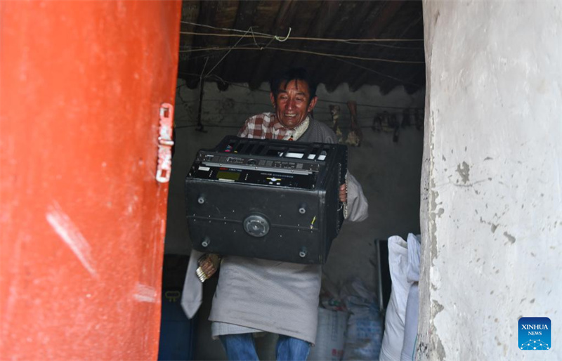 Ländlicher Filmvorführer eines Openair-Kinos in Tibet