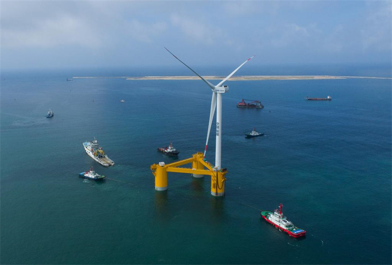 Chinas erste schwimmende Tiefsee-Windturbine „Fuyao“ in der südchinesischen Provinz Guangdong