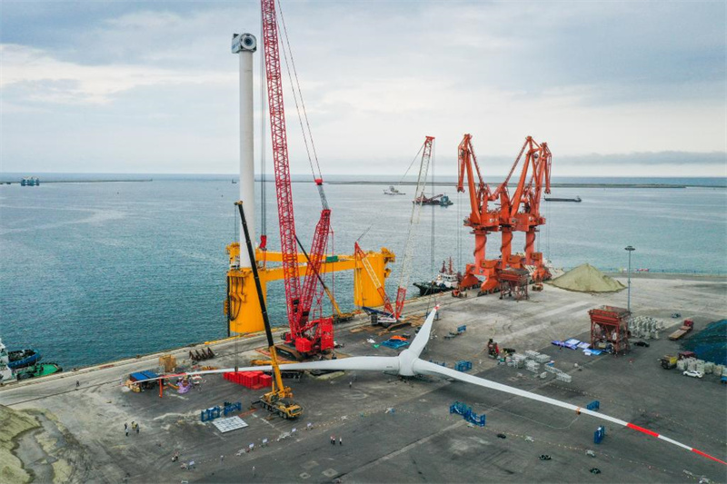 Chinas erste schwimmende Tiefsee-Windturbine „Fuyao“ in der südchinesischen Provinz Guangdong