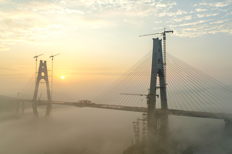 Chinas erste Straßen-Schienen-Schrägseilbrücke nimmt Gestalt an
