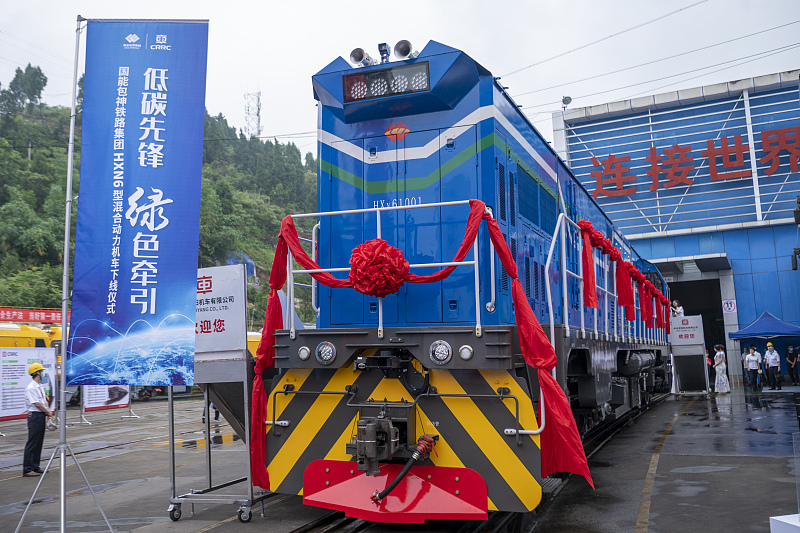 China stellt erste kommerzialisierte Hybridlokomotive vor