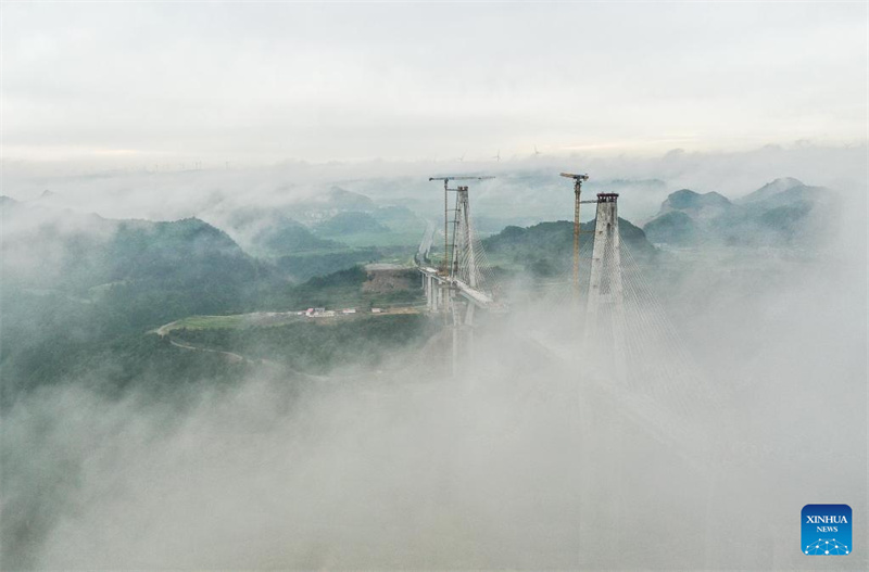Guizhou: Riesige Duohua-Brücke kurz vor Fertigstellung