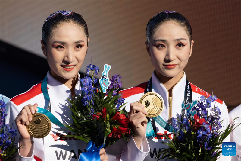 Chinas Zwillingsschwestern Wang gewinnen Gold im Kunstschwimmen