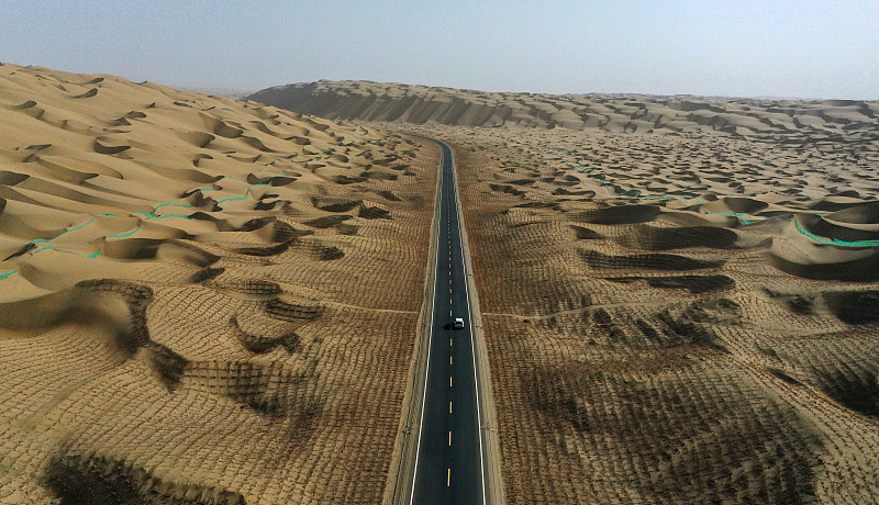Wüstenautobahn in Xinjiang für den Verkehr freigegeben
