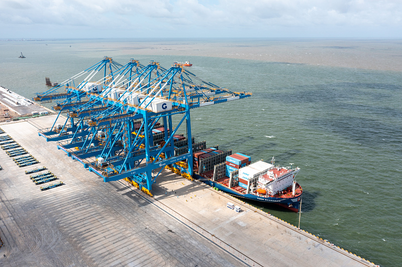 Chinas erstes automatisiertes Containerterminal für Schiff-Bahn-Verkehr in Betrieb
