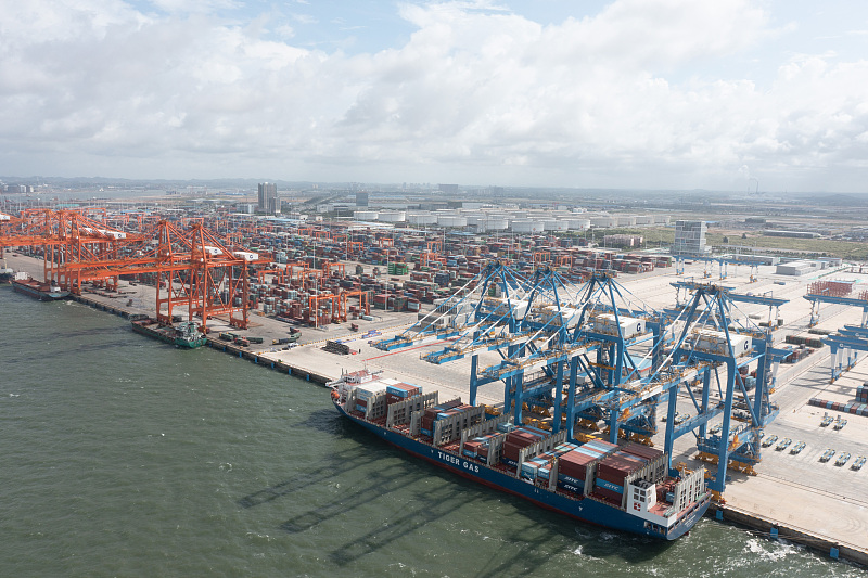 Chinas erstes automatisiertes Containerterminal für Schiff-Bahn-Verkehr in Betrieb