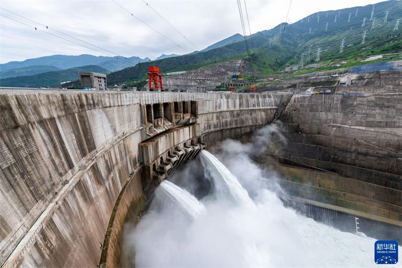 Das am 28. Juni 2022 aufgenommene Luftbild zeigt eine Ansicht des Wasserkraftwerks Baihetan. (Foto vom 28. Juni, Cao Mengyao/Xinhua)