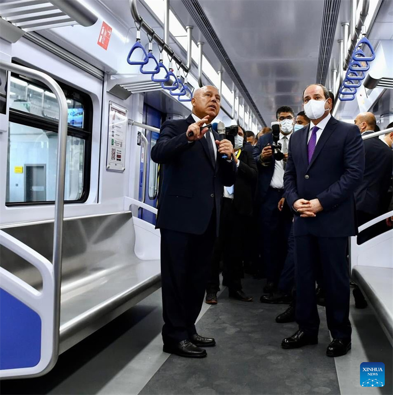 Ägyptens Präsident weiht Probebetrieb von in China hergestellten LRVs ein 