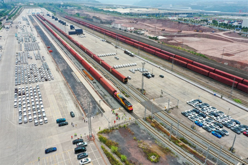 Mit chinesischen Autos beladener Zug startet Probefahrt von Chongqing nach Moskau
