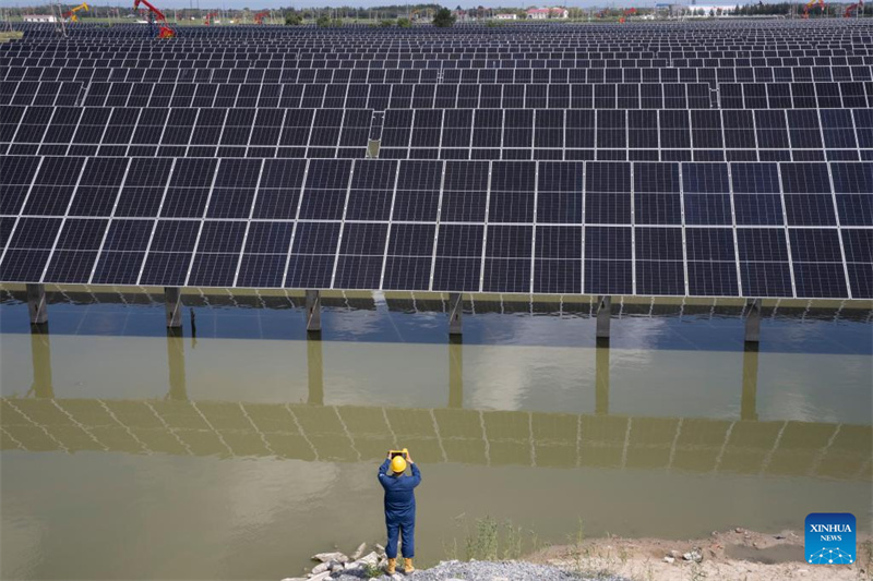 Schwimmende Photovoltaikanlage beginnt mit Stromerzeugung in Nordostchina
