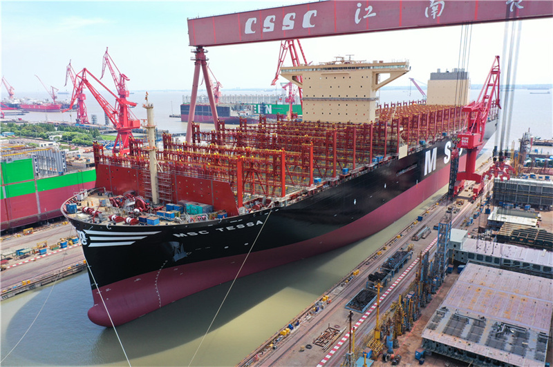 Weltweit größtes Containerschiff in Shanghai ausgedockt