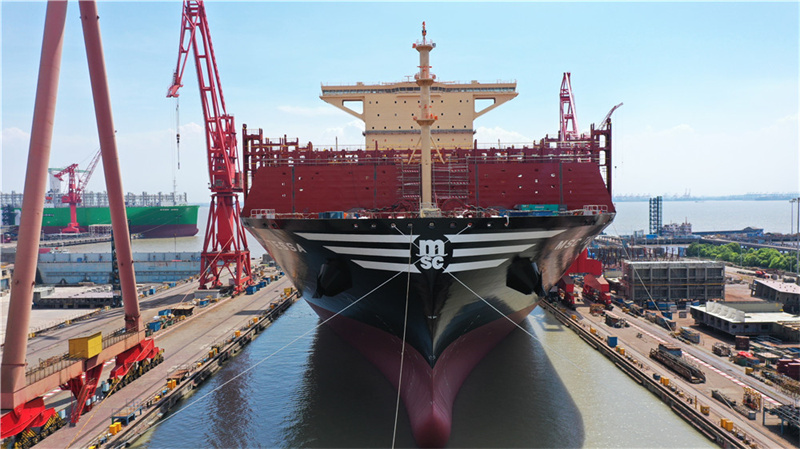 Weltweit größtes Containerschiff in Shanghai ausgedockt