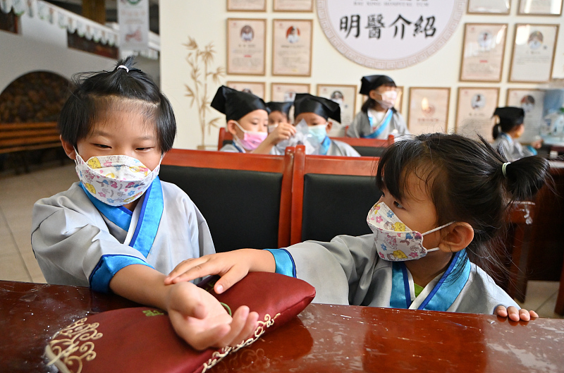 Hohhot: Kinder lernen mehr über TCM