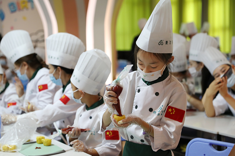 Mondfest in Yinchuan: Kinder bereiten Mondkuchen zu