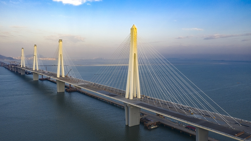 Verbindung der Mittelöffnung der weltweit ersten Schrägseilbrücke mit mehreren Pylonen und einer Ebene für den Auto- und Bahnverkehr abgeschlossen