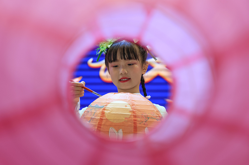 Mondfest in Anhui: Laternen bemalen