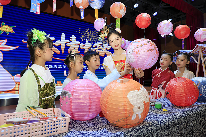 Mondfest in Anhui: Laternen bemalen