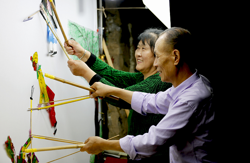 Shanxi: Volkskünstlerpaar stellt traditionelles Schattenspiel vor