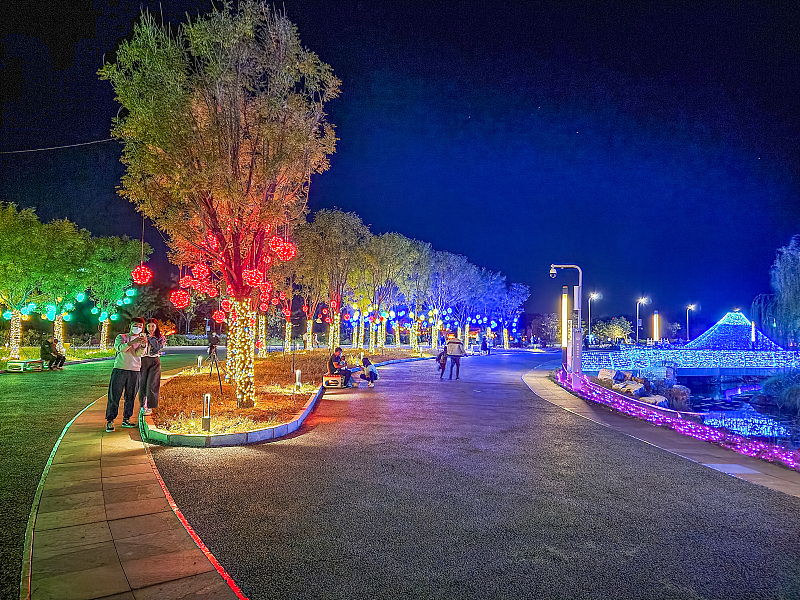 Tangshan: Bunte Lichter erleuchten den Garden Expo Park