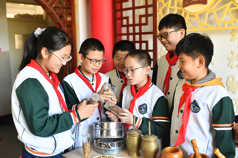 Qingdao: Gründschüler lernen den Charme der TCM kennen