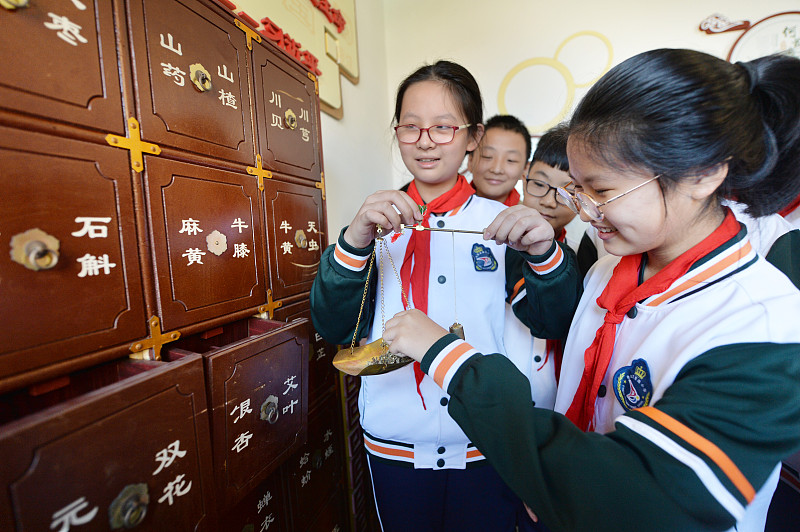 Qingdao: Gründschüler lernen den Charme der TCM kennen