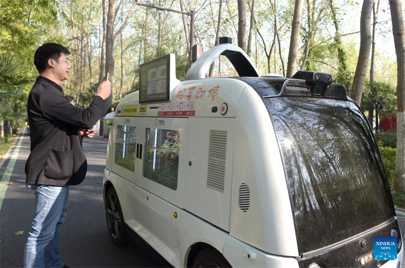 Selbstfahrende Fahrzeuge im Einsatz für Touristen in der ostchinesischen Provinz Anhui