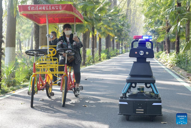 Selbstfahrende Fahrzeuge im Einsatz für Touristen in der ostchinesischen Provinz Anhui