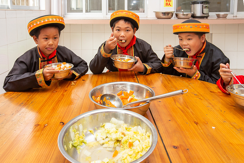 Guangxi: Kostenloses Mittagessen für Schüler in den Bergen
