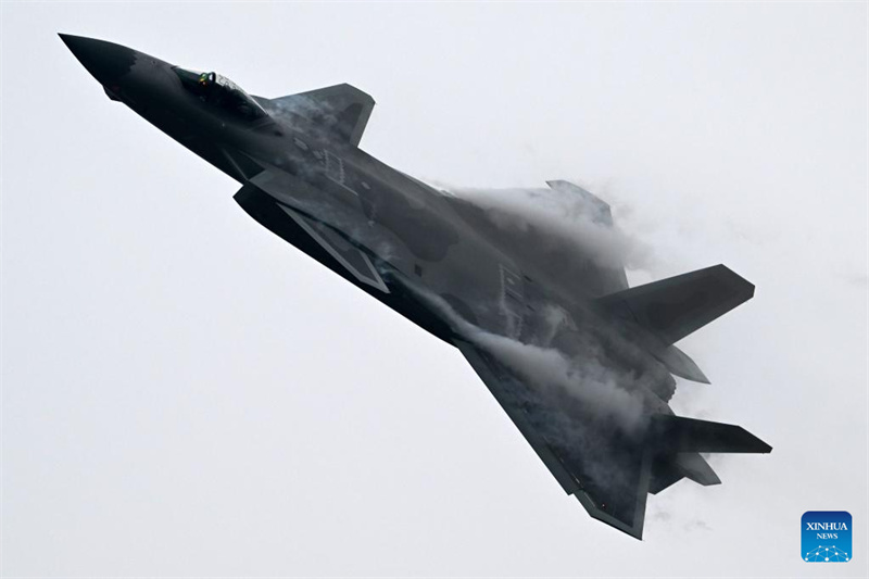 Chinesische Luftwaffe zeigt neue Jets auf der Airshow China