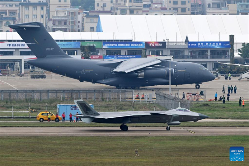 Chinesische Luftwaffe zeigt neue Jets auf der Airshow China