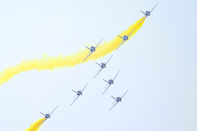 Chinas Red Eagle-Team zeigt spektakulären Kunstflug auf der Airshow China 2022